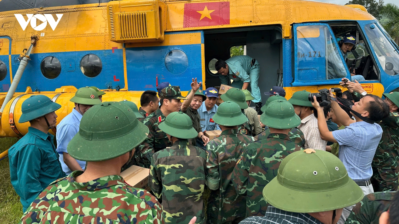 Trực thăng thả hàng cứu trợ xuống vùng lũ Điện Biên
